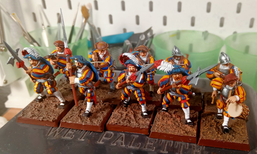 4 alabarderos y musico2.jpg